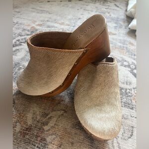 Five Worlds By Cordani Zorba Latte Cow Hair Size 7  NWOB